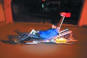 大學生造出“躺騎”電動車 這屆年輕人重新定義了出行工具
